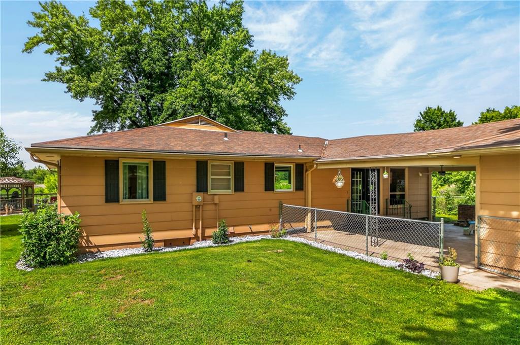 3807 Southwest Christie Ln Road St. Joseph, MO 64504 - Photo 3 of 32