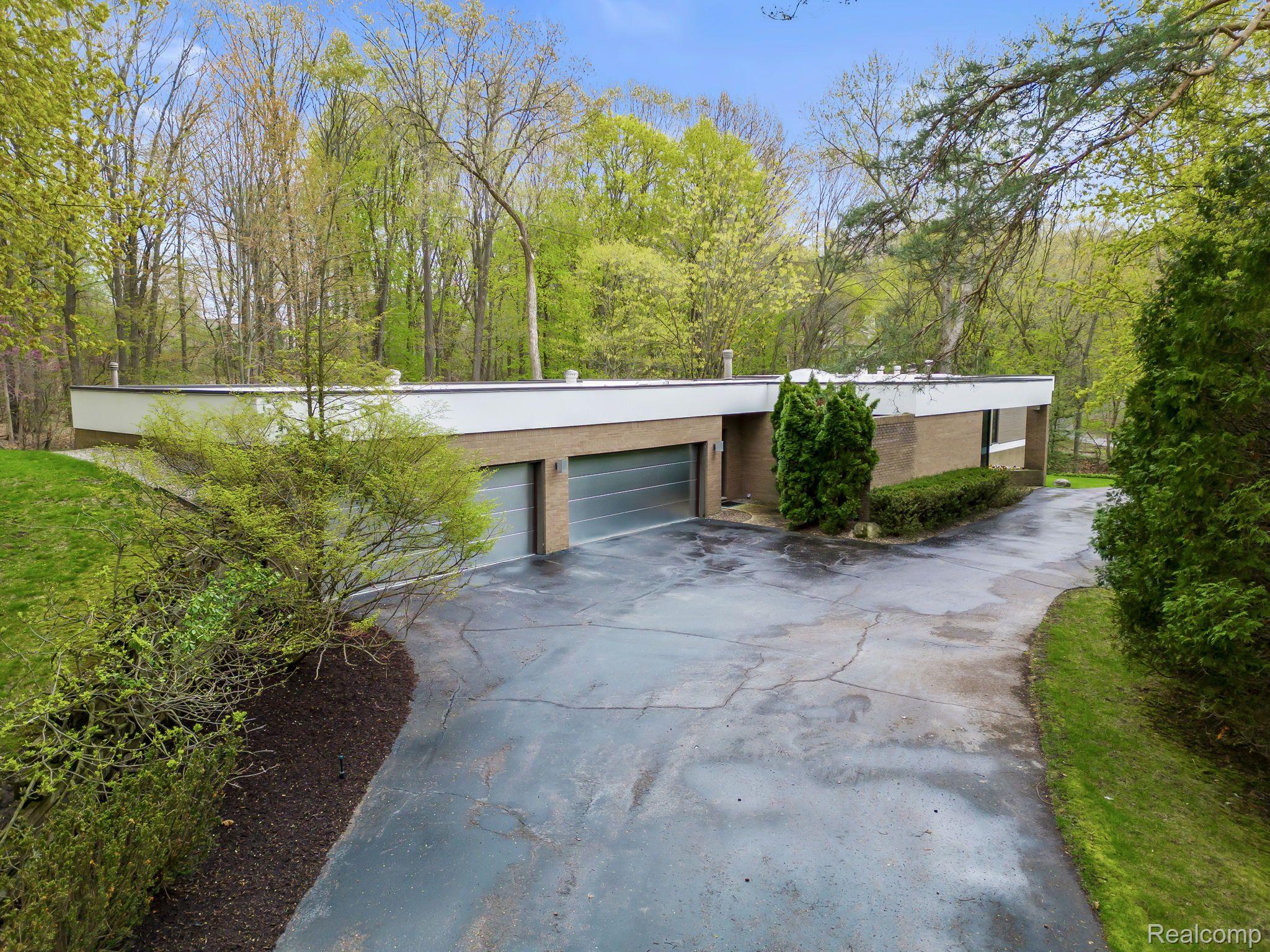 1850 East Vly Road Bloomfield Hills, MI 48304 - Photo 54 of 60 View of Garage in Front