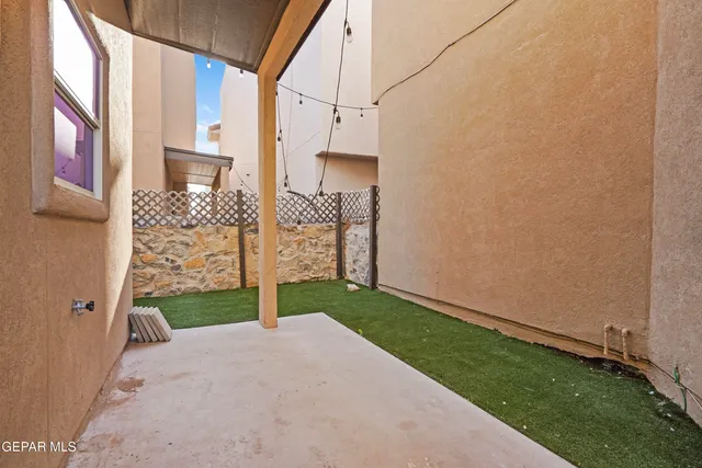 a view of a water fountain in front of building