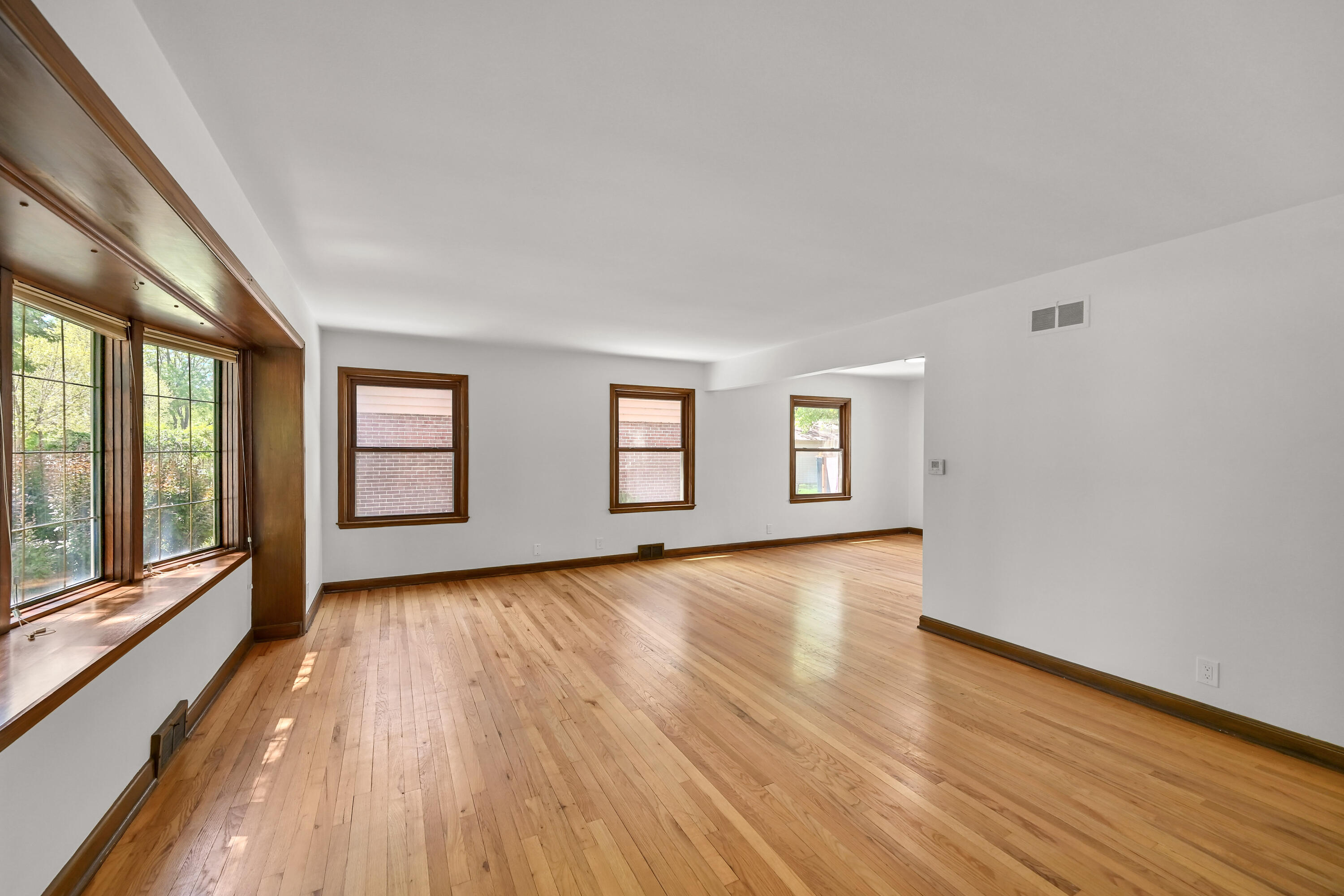 6319 North Bay Ridge Avenue Whitefish Bay, WI 53217 - Photo 4 of 34 DZ6329-3