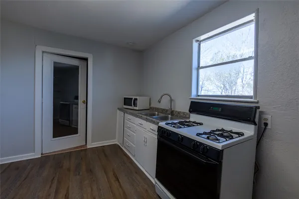 $1,900 | 2304 Thrasher Lane, Unit A, Austin, TX 78741