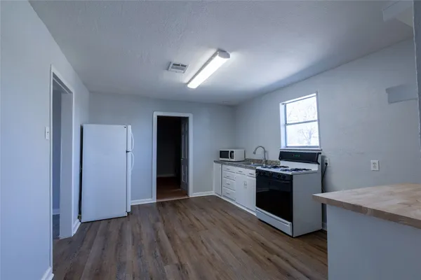 $1,900 | 2304 Thrasher Lane, Unit A, Austin, TX 78741