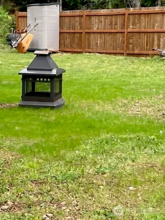 a view of a backyard