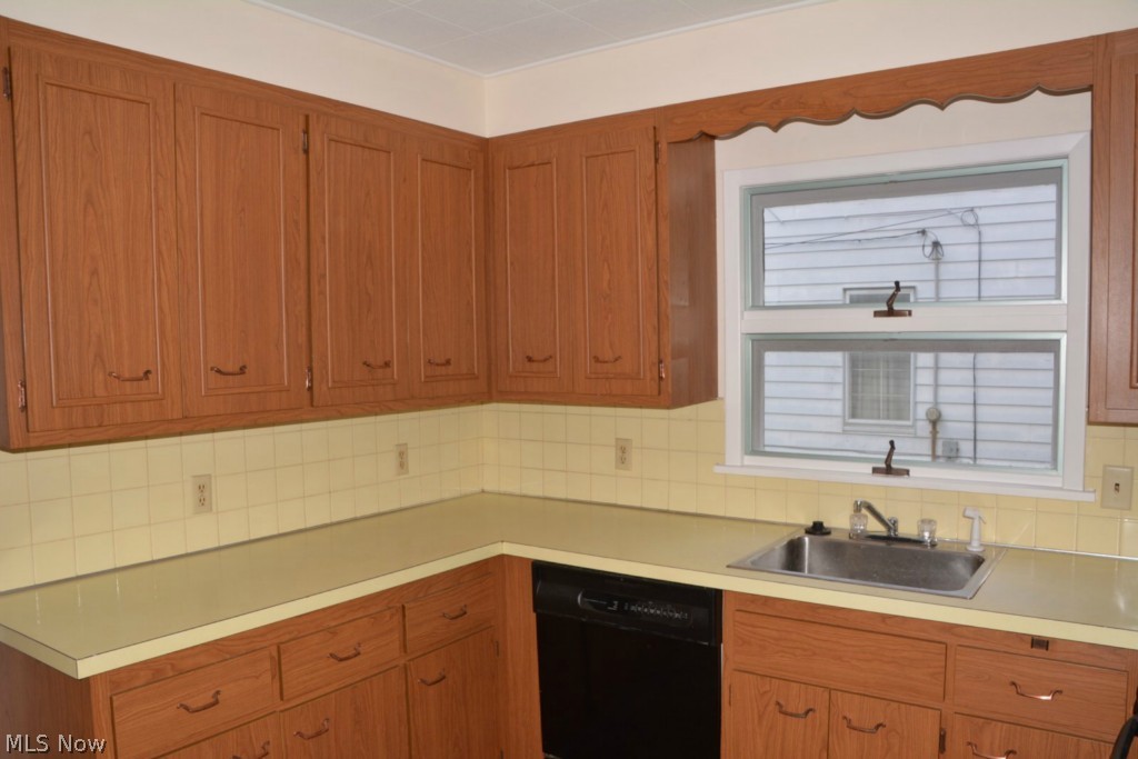 4313 Neville Road Cleveland, OH 44121 - Photo 12 of 20