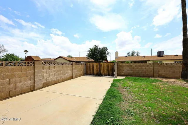 a view of a backyard