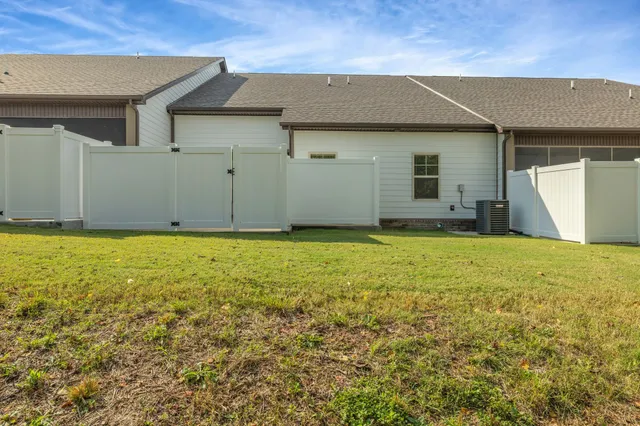 a view of a house with backyard