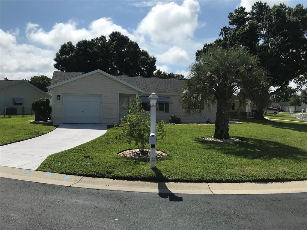 11879 Southwest 137th Loop Dunnellon, FL 34432 - Photo 2 of 37 front view of a house with a yard