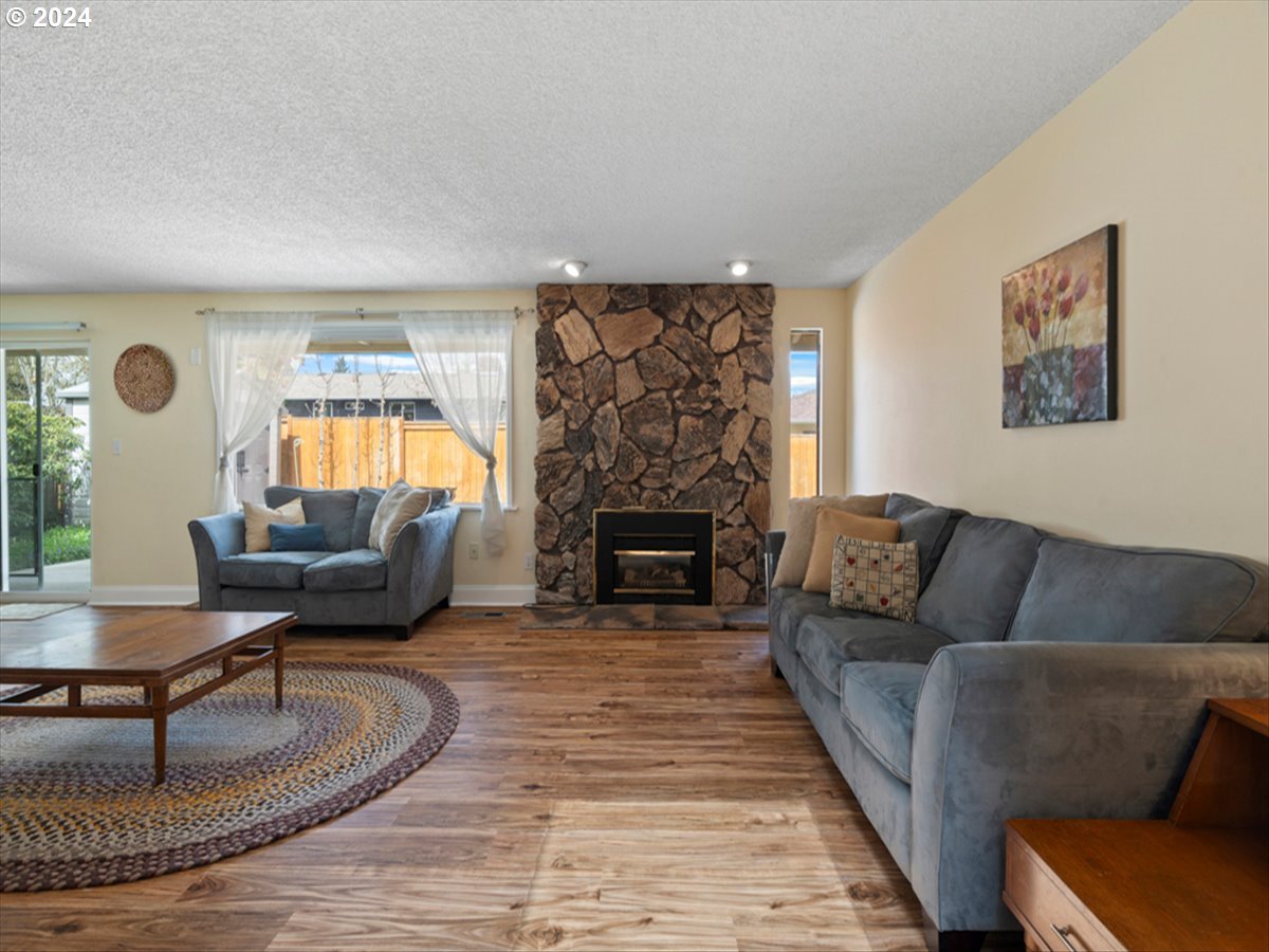 14075 Southwest Rochester Drive Beaverton, OR 97008 - Photo 3 of 25 Living Room