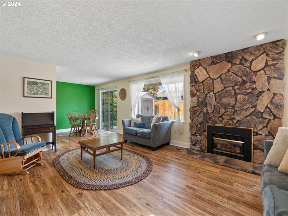 14075 Southwest Rochester Drive Beaverton, OR 97008 - Photo 4 of 25 Living Room