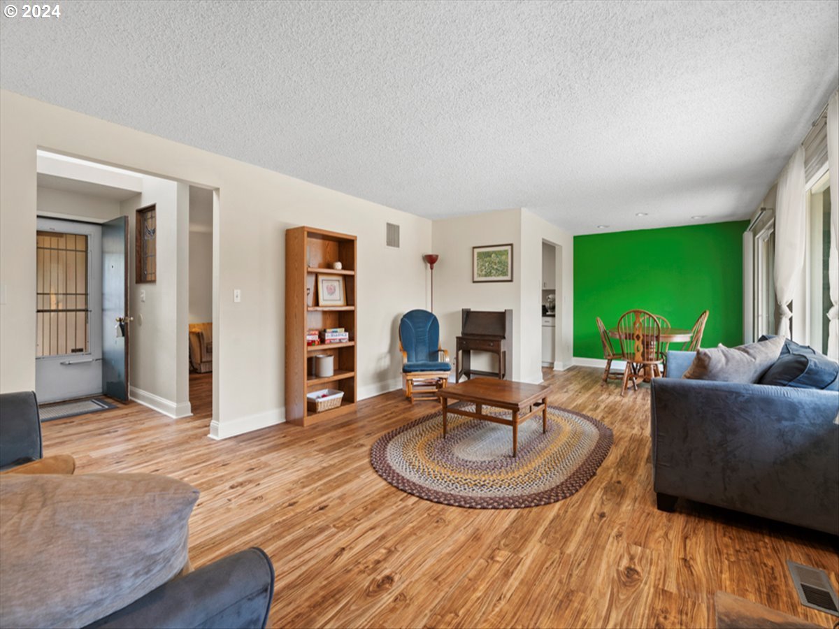 14075 Southwest Rochester Drive Beaverton, OR 97008 - Photo 5 of 25 Living Room