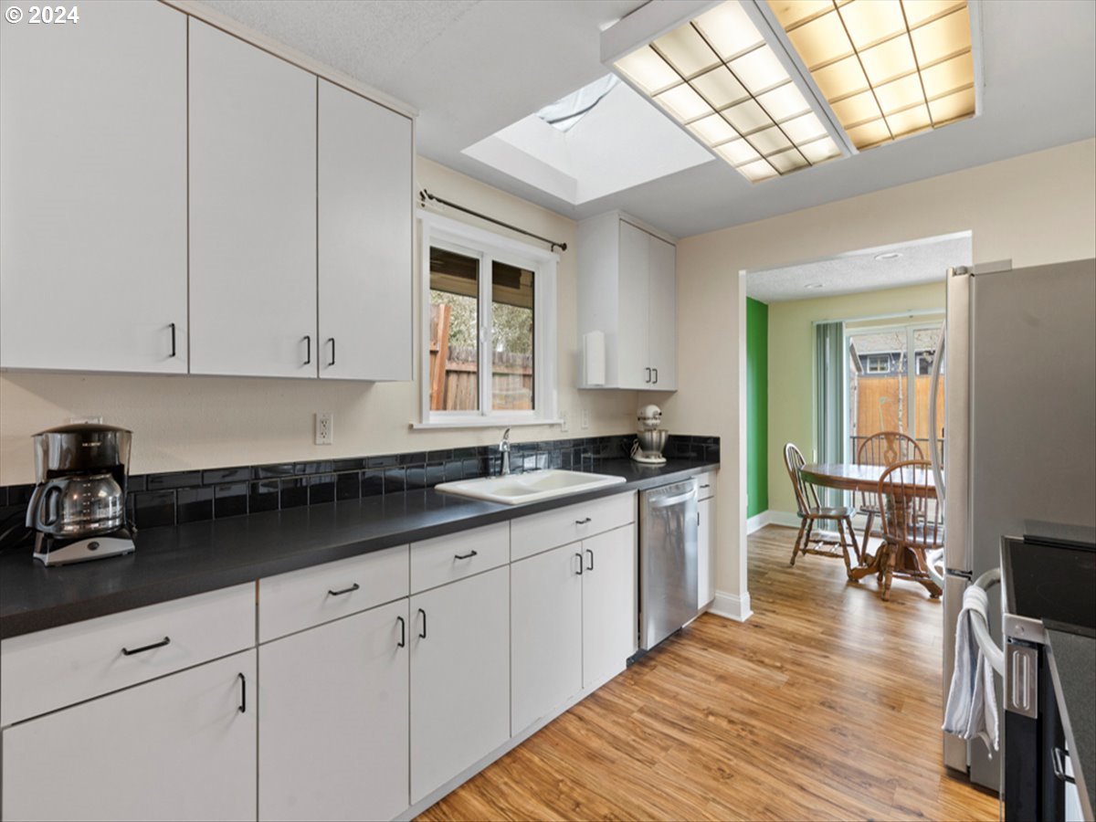 14075 Southwest Rochester Drive Beaverton, OR 97008 - Photo 8 of 25 Kitchen