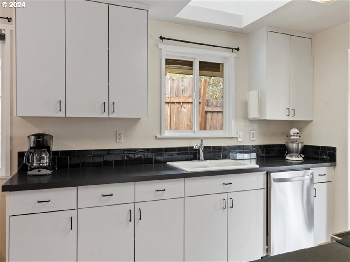 14075 Southwest Rochester Drive Beaverton, OR 97008 - Photo 9 of 25 Kitchen