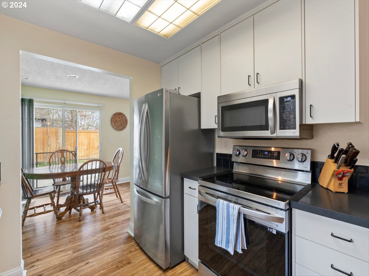 14075 Southwest Rochester Drive Beaverton, OR 97008 - Photo 10 of 25 Kitchen