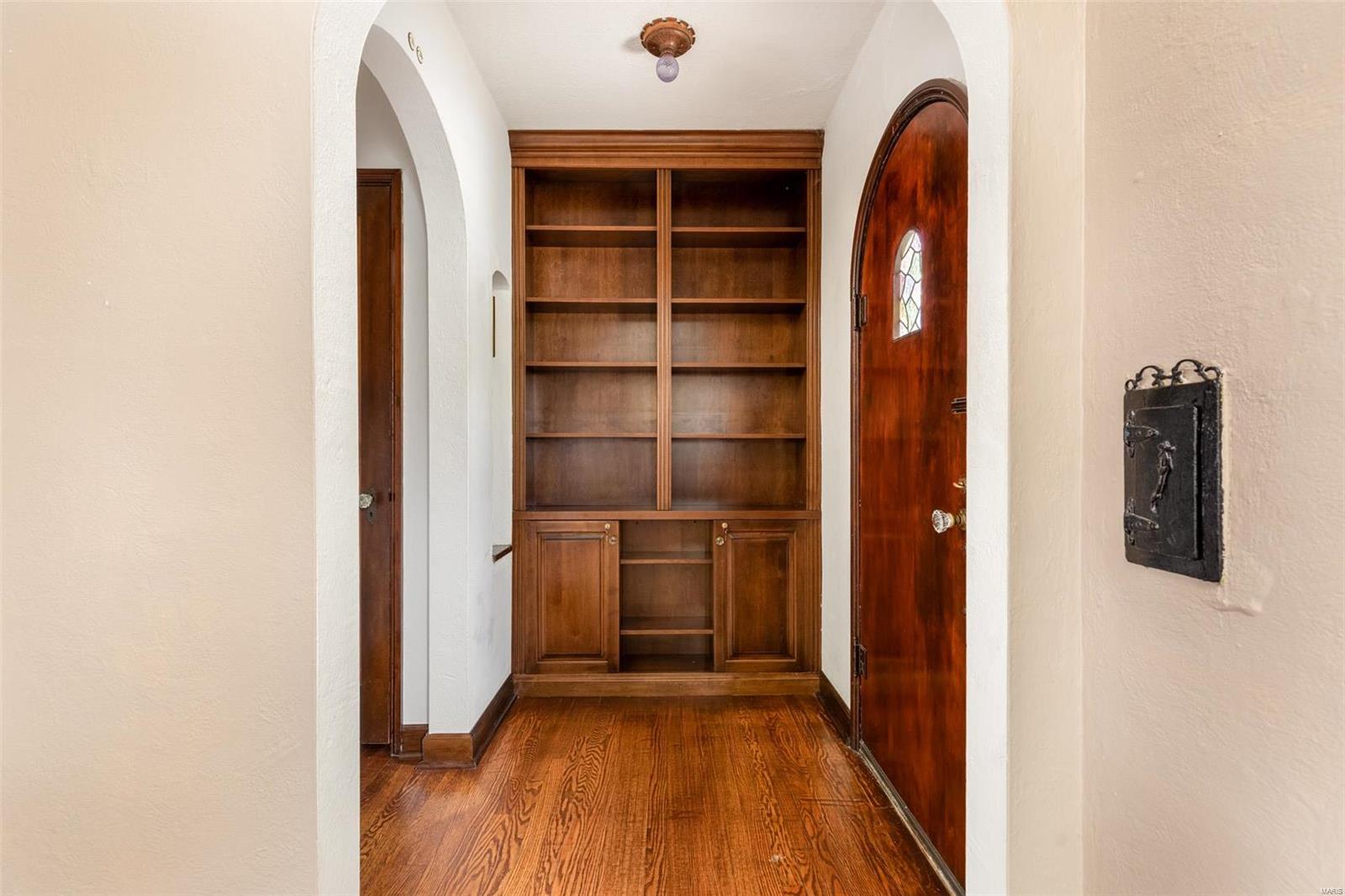 9316 MacKenzie Road St. Louis, MO 63123 - Photo 4 of 19 Gallery Image 4