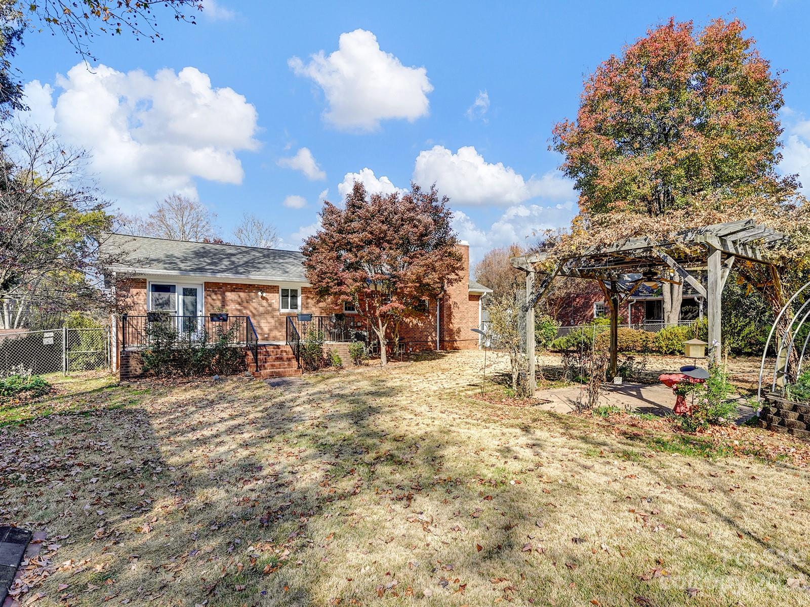 4130 Witherow Road Winston-Salem, NC 27106 - Photo 38 of 39 a row of chairs and a table in the patio
