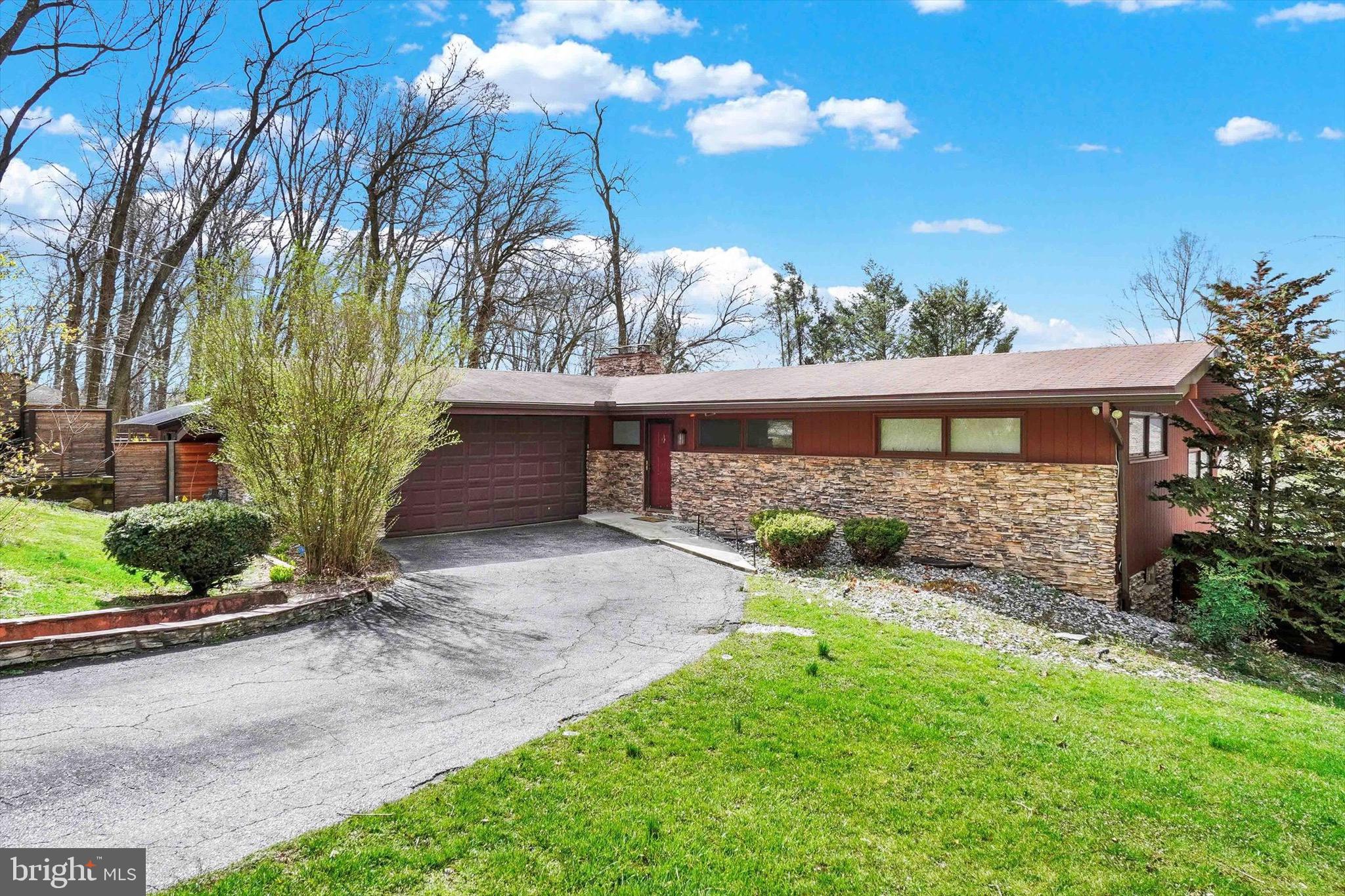 251 Greendale Road York, PA 17403 - Photo 2 of 31