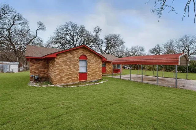 a view of a house with a yard