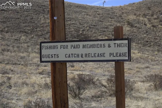 a sign broad on the side of the wall