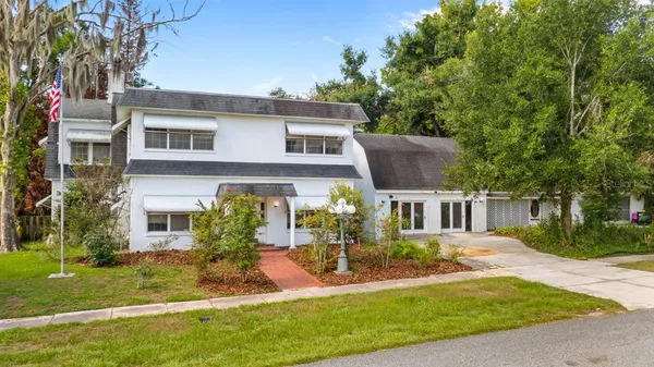 $595,000 | 127 East Laurel Avenue, Howey-in-the-Hills, FL 34737