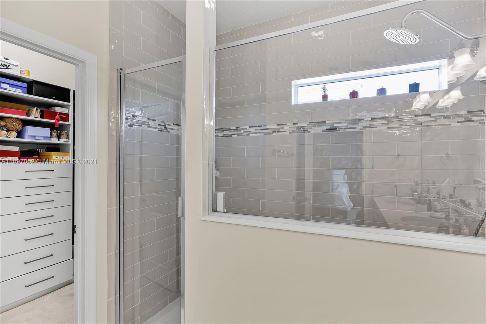 4325 Large Leaf Lane Hollywood, FL 33021 - Photo 39 of 42 a bathroom with a bathtub