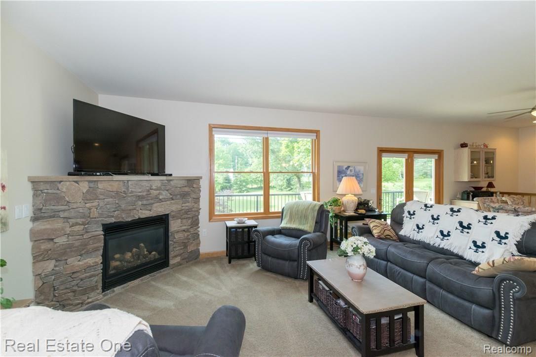 871 Heights Road Lake Orion, MI 48362 - Photo 22 of 38 Living room with gas fireplace