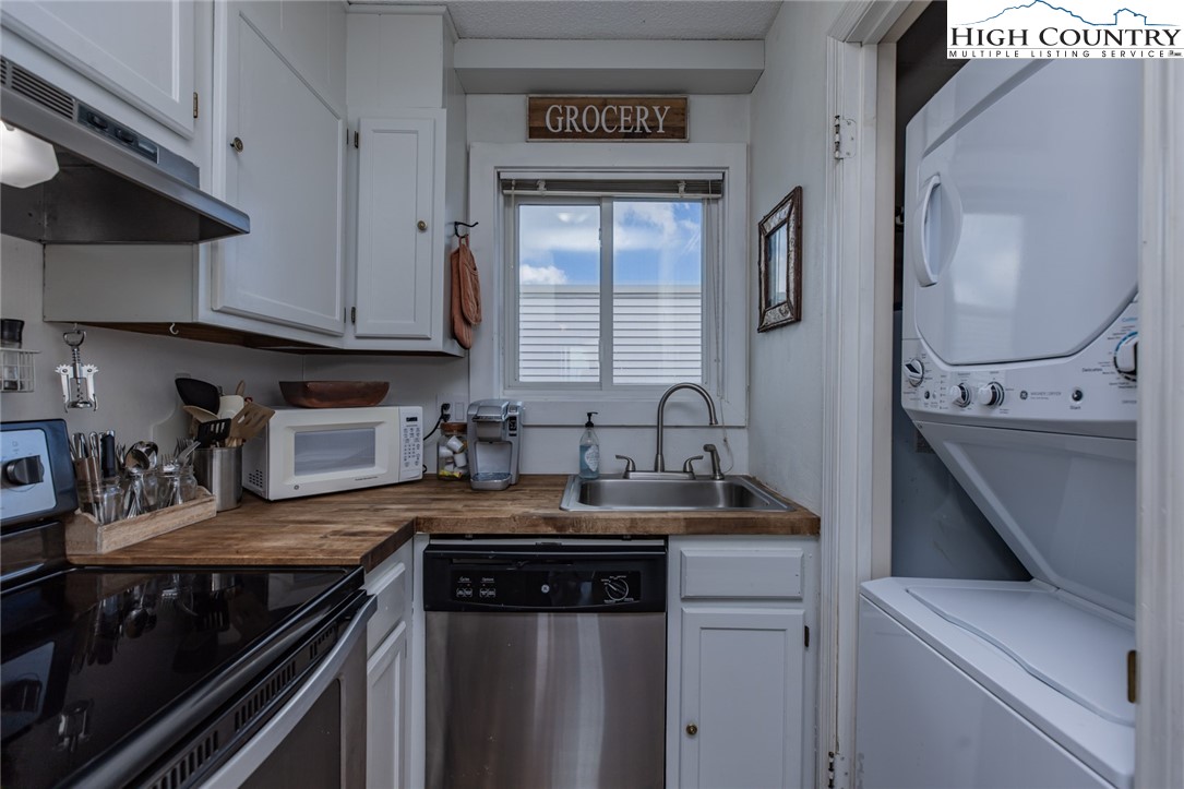 301 Pinnacle Inn Road, Unit 4305 Beech Mountain, NC 28604 - Photo 9 of 49 a kitchen with stainless steel appliances granite countertop a sink stove and cabinets
