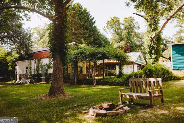 a flag is sitting in the middle of a yard