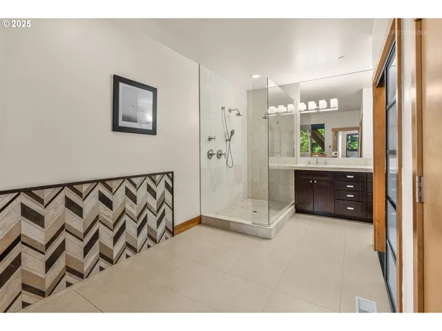 $1,085,000 | 7604 South Hood Avenue, Portland, OR 97219