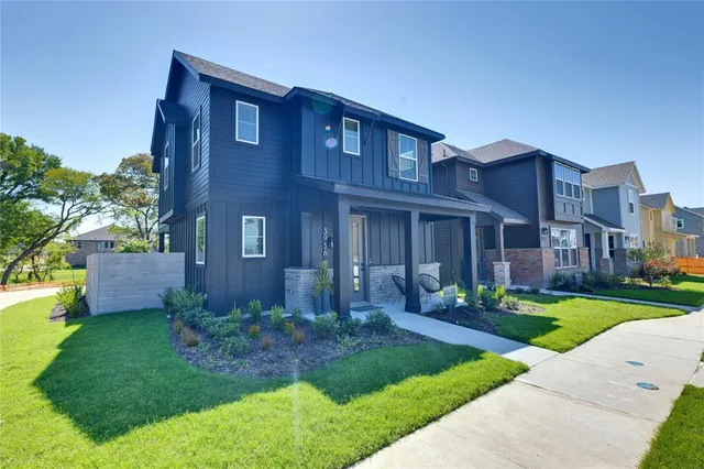 a brick building that has a lots of windows in it