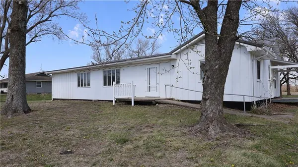 $305,000 | 13975 Northwest 31st Highway, Garnett, KS 66032