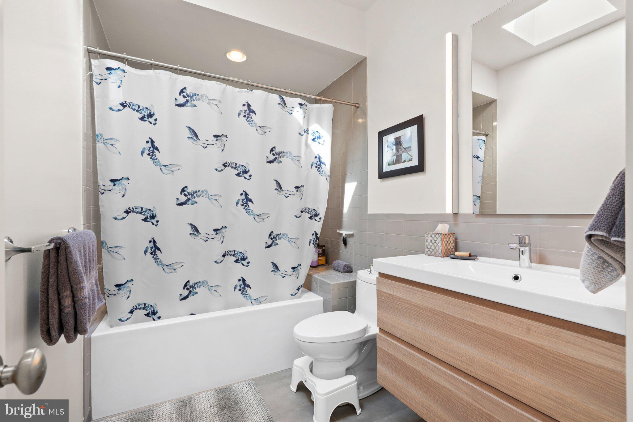 116 League Street Philadelphia, PA 19147 - Photo 18 of 30 Charming bathroom with coastal flair.