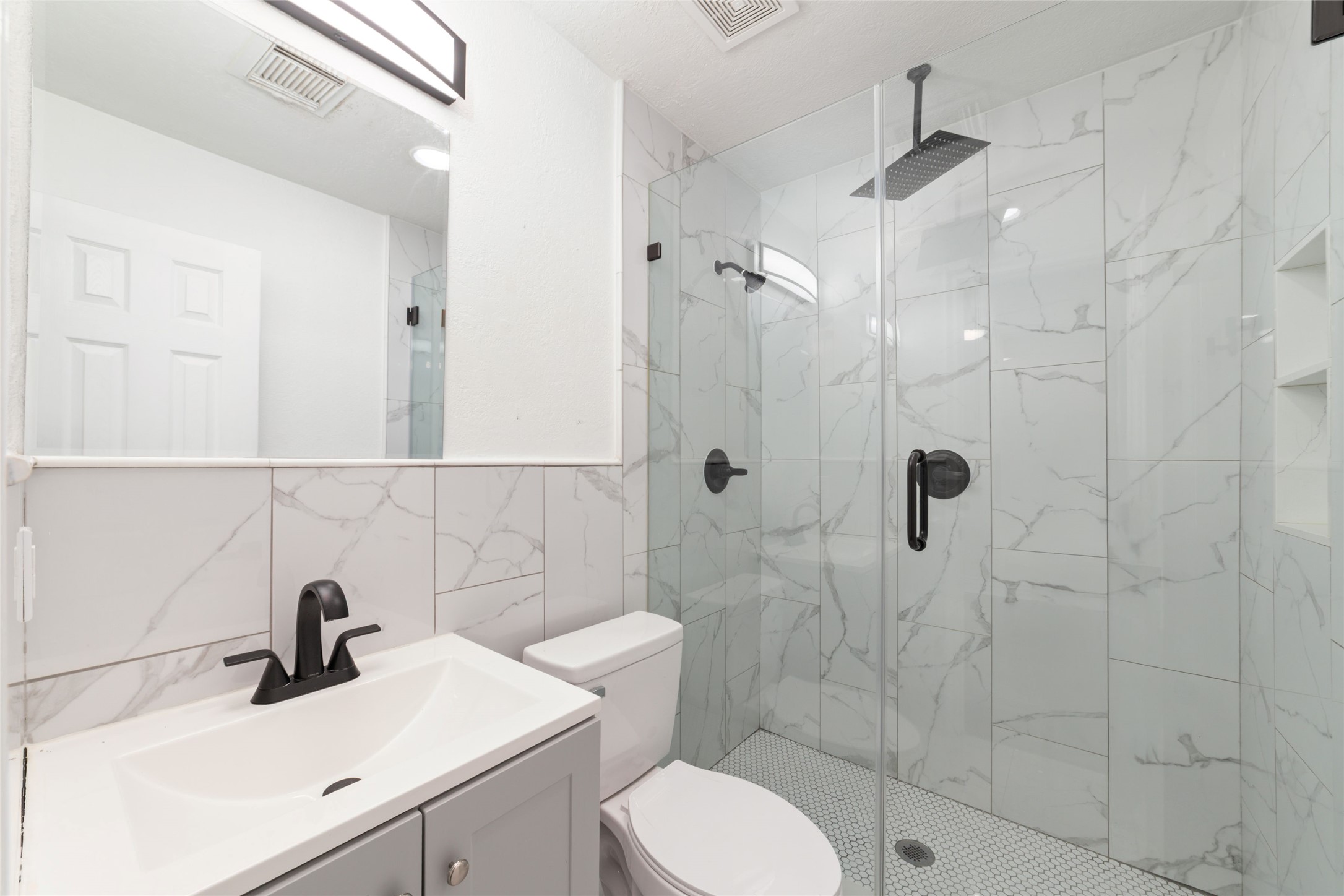 802 East 33rd Street Houston, TX 77022 - Photo 16 of 20 Secondary Bathroom