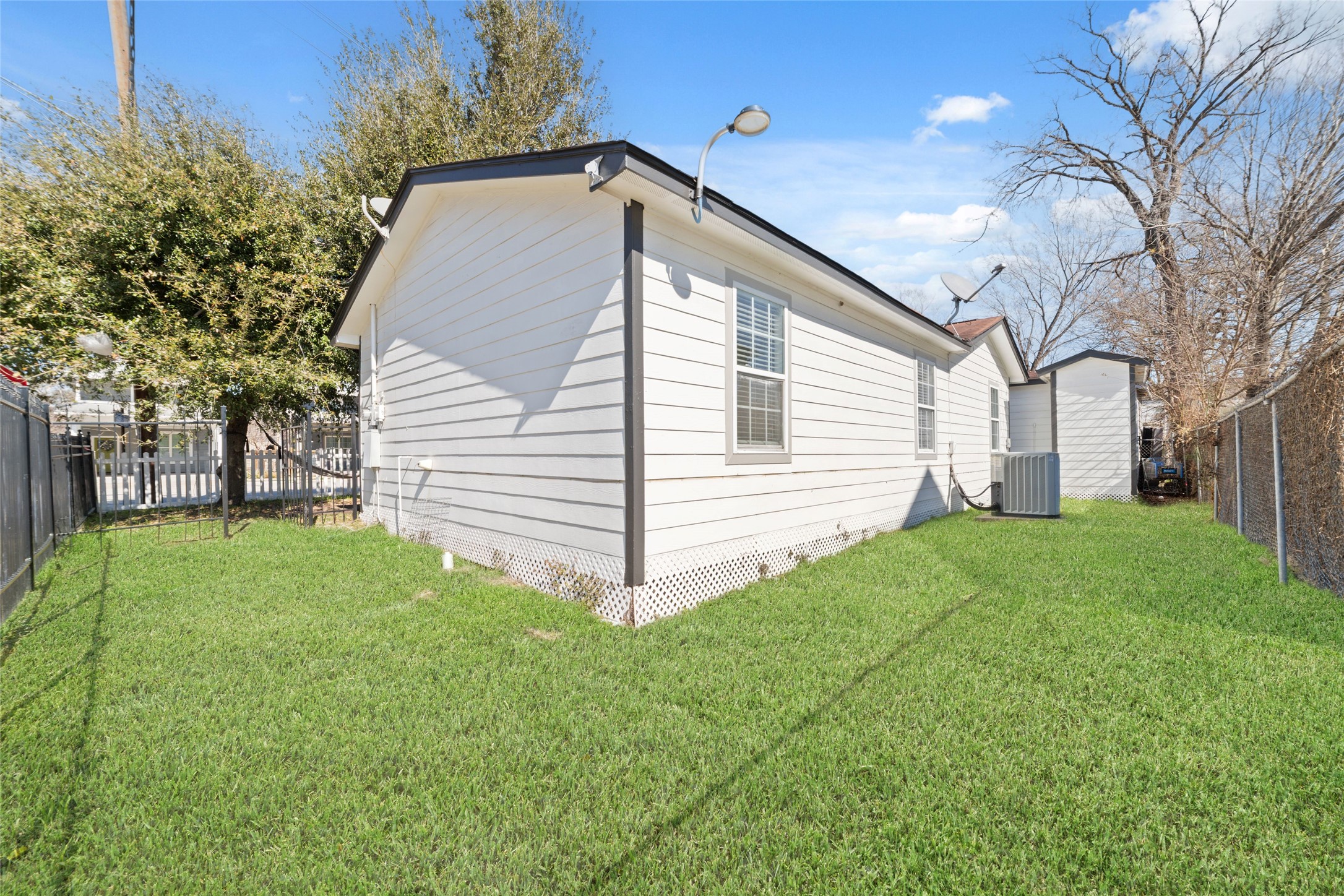802 East 33rd Street Houston, TX 77022 - Photo 20 of 20 Backyard with ample space!