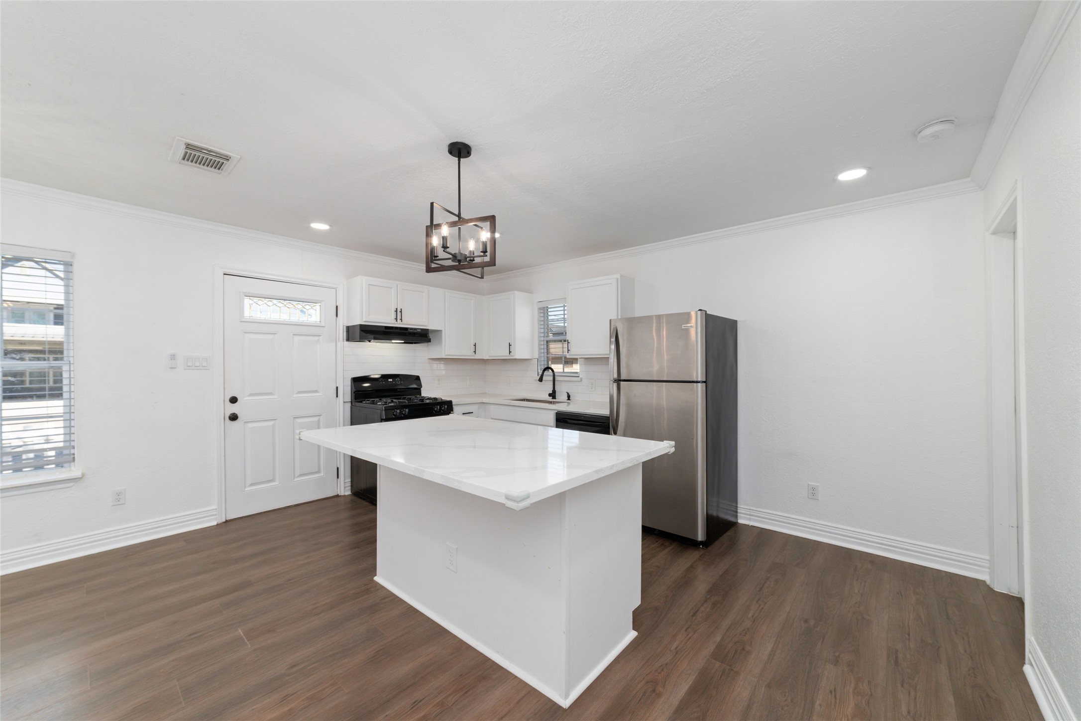 802 East 33rd Street Houston, TX 77022 - Photo 7 of 20