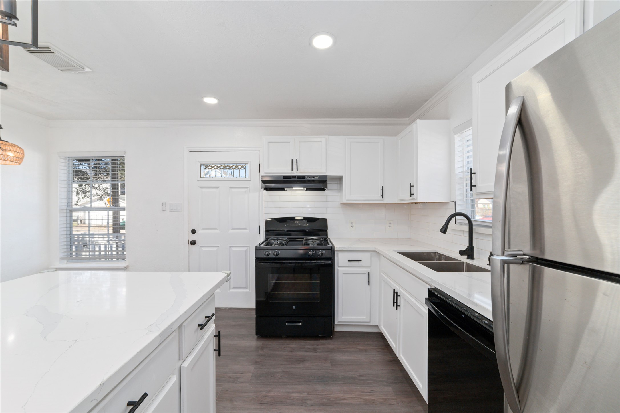 802 East 33rd Street Houston, TX 77022 - Photo 8 of 20