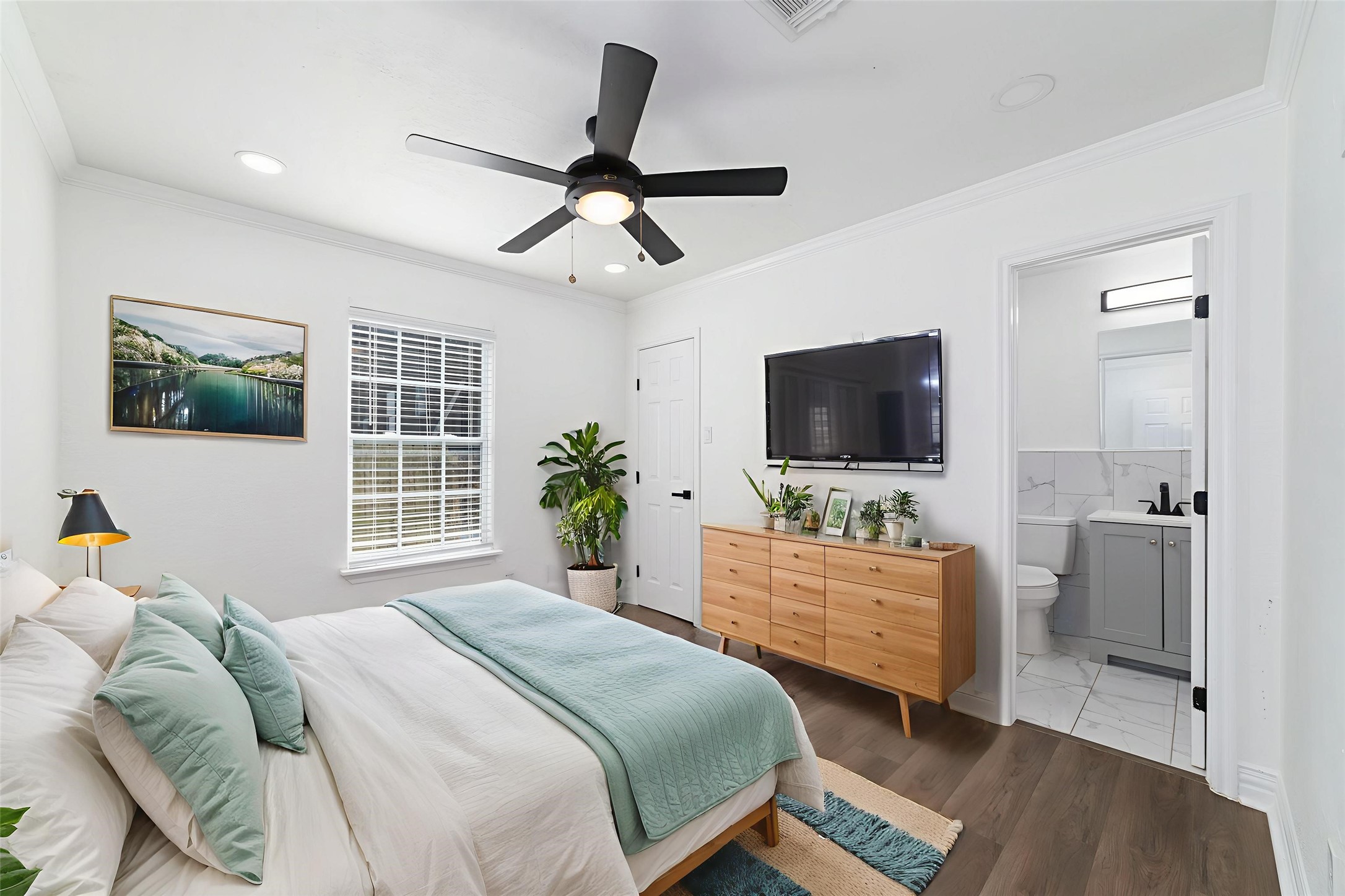 802 East 33rd Street Houston, TX 77022 - Photo 9 of 20 Primary bedroom **VIRTUALLY STAGED**