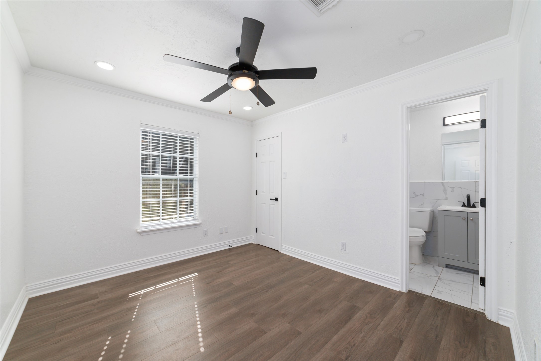 802 East 33rd Street Houston, TX 77022 - Photo 10 of 20 Primary Bedroom