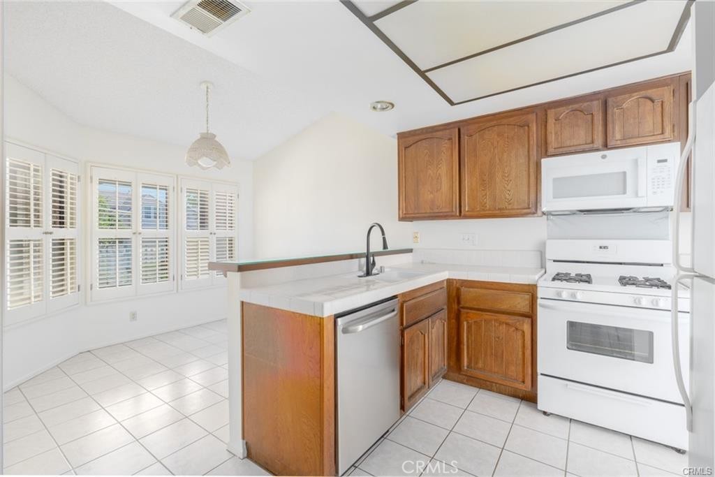 23 Columbus Irvine, CA 92620 - Photo 10 of 31 Sunny kitchen and breakfast room
