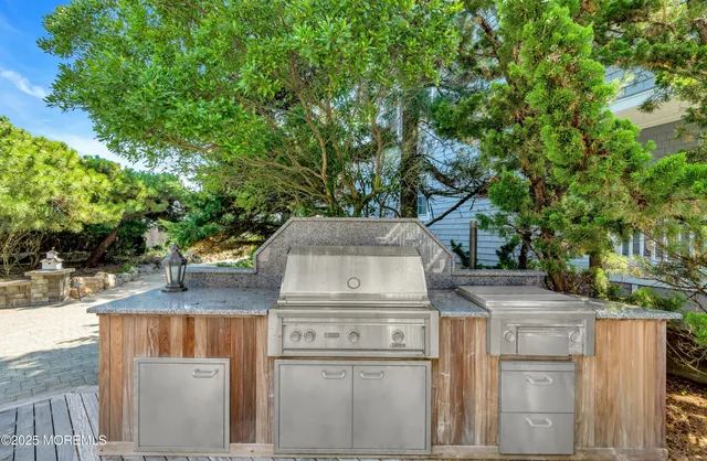 a picture of a wall with a white wall