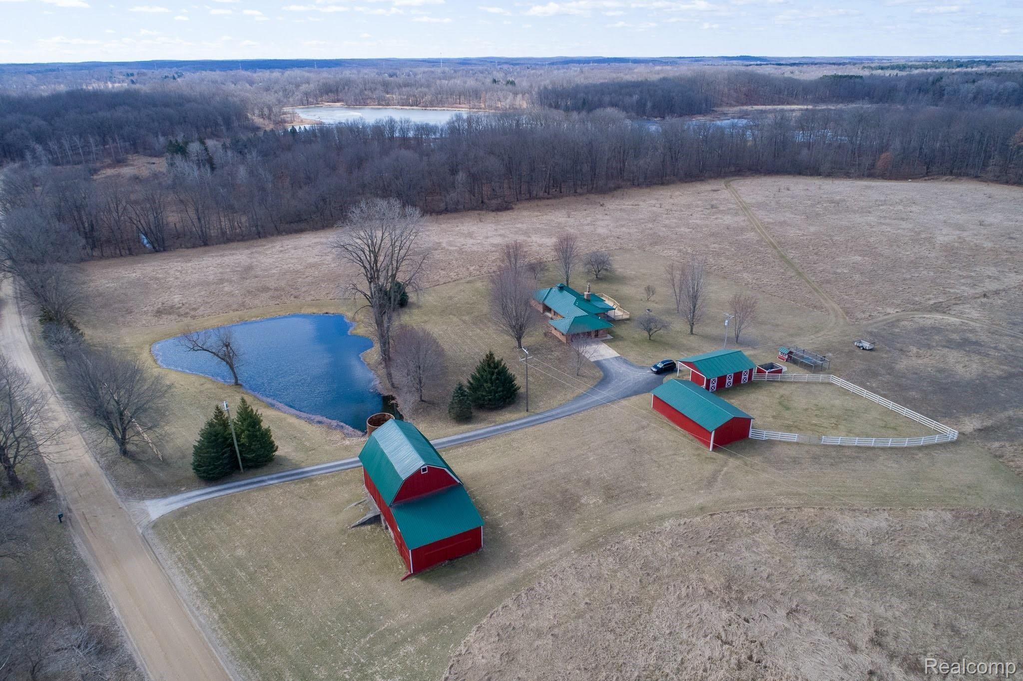 7488 Bentley Lake Road Pinckney, MI 48169 - Photo 2 of 22 bentley pic 8.jpg