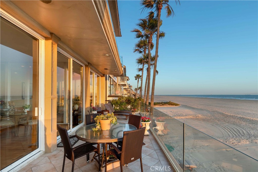 67 Surfside Avenue Surfside, CA 92649 - Photo 35 of 61 Dining al fresco
