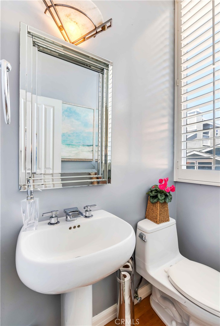 67 Surfside Avenue Surfside, CA 92649 - Photo 36 of 61 Powder Room