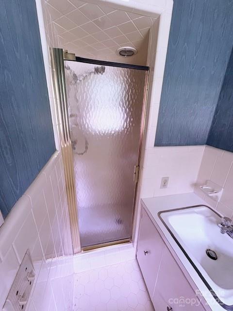 507 Poplar Springs Church Road Shelby, NC 28152 - Photo 26 of 47 a bathroom with a sink and a tub