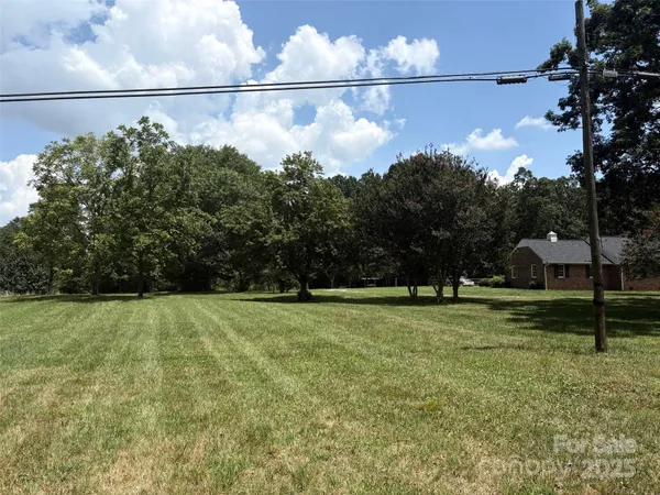 a view of a yard in front of a house