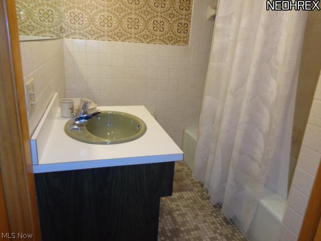 9200 Roxbury Road Parma Heights, OH 44130 - Photo 15 of 23 2nd Bathroom