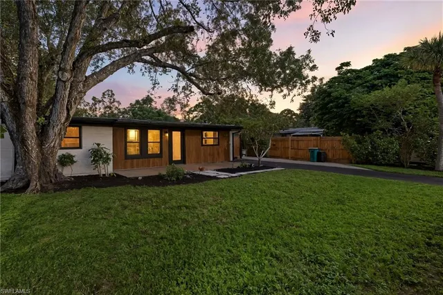 a view of a house with backyard and garden