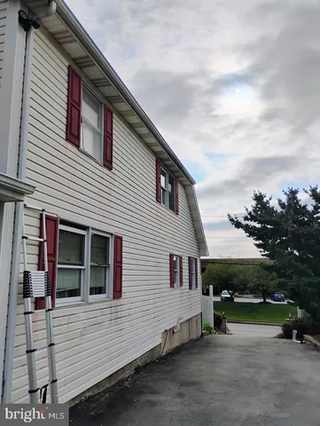 a view of a house with a backyard