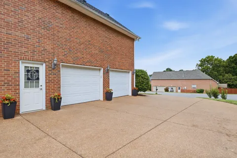 $560,000 | 125 North Maple Ridge Lane, Goodlettsville, TN 37072