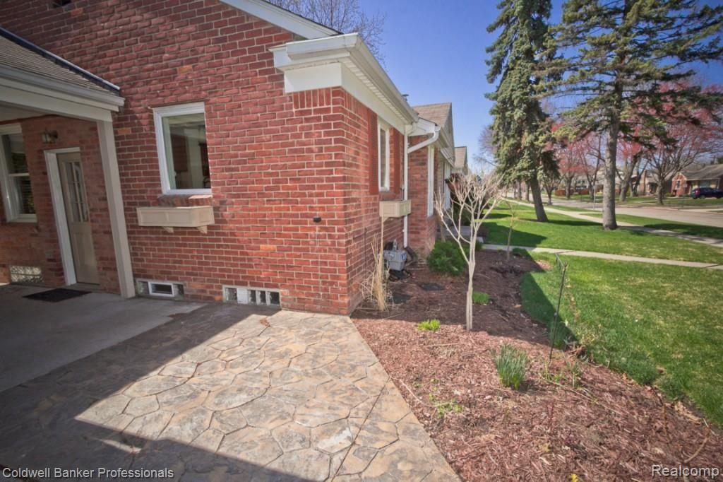 2825 Trafford Road Royal Oak, MI 48073 - Photo 33 of 35 Landscaped and cared for.jpg