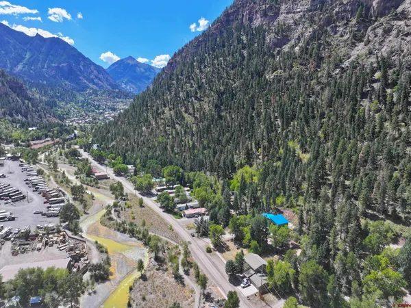 a view of a yard with basketball court
